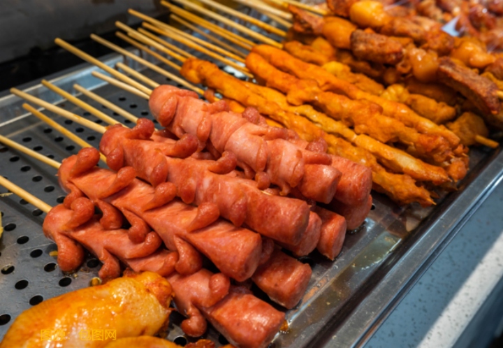 门店超1.1万家、净利增88%，锅圈（02517.HK）的“下沉牌”还能打多久？